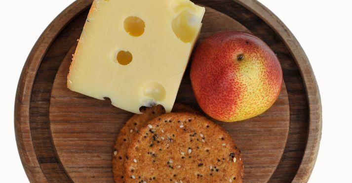 Slice-of-Jarlsberg-with-crackers-and-pear