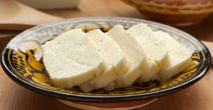Slices-of-halloumi-cheese