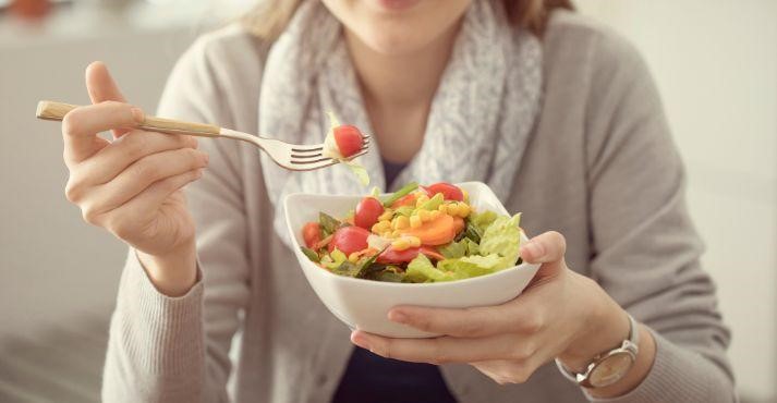 Fibre-rich-healthy-salad-bowl-for-energy