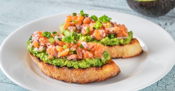 Guacamole-served-with-salmon-fish-toasts