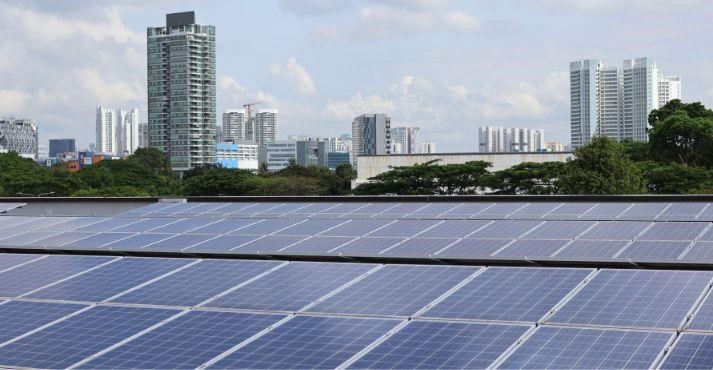 Solar-plates-on-top-of-a-building-in-Singapore