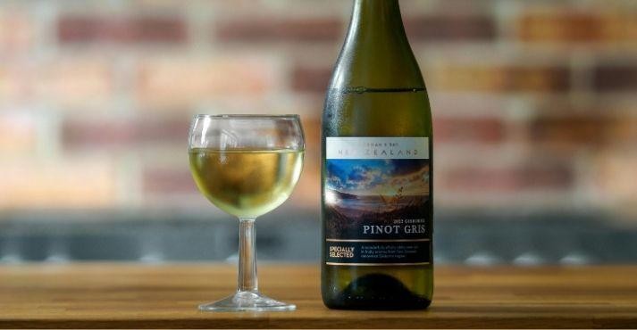 Pinot-gris-wine-in-glass-and-bottle